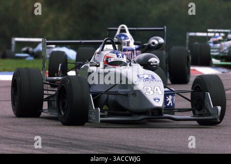 Ronnie Bremmer (DEN) Manor Matorsport belegte Platz 6 vor Richard Antinucci (USA) Manor Motorsport. Britische Formel-drei-Meisterschaft, Runde 24. Thruxton, Andover, England. 15.09.02.5,7 MB Digitalbild (Credit Image: ©Sutton Motorsports/ZUMA Press) Stockfoto
