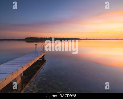 Sonnenuntergang am Veerse Meer in den Niederlanden an einem wunderschönen Abend mit leuchtenden Farben am Himmel Stockfoto