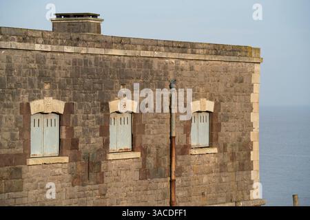 Allgemeiner Blick auf Brean Down Fort an einem sonnigen Tag. Die viktorianische Marinebefestigung wurde zur Verteidigung des Bristol Channel gebaut. Stockfoto