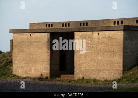 Allgemeiner Blick auf Brean Down Fort an einem sonnigen Tag. Die viktorianische Marinebefestigung wurde zur Verteidigung des Bristol Channel gebaut. Stockfoto