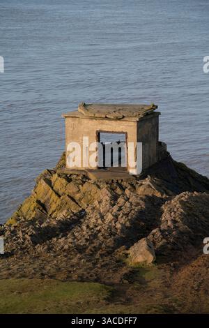 Allgemeiner Blick auf Brean Down Fort an einem sonnigen Tag. Die viktorianische Marinebefestigung wurde zur Verteidigung des Bristol Channel gebaut. Stockfoto