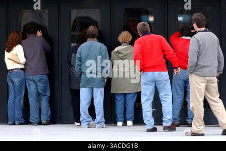 12. November 2002 - Cincinnati, Ohio, USA - für 1800 Festivalteilnehmer war eine strenge Menschenkontrolle für das Konzert von Bruce Springsteen an der Tagesordnung. Die Springsteen Show ist die erste Festival-Sitzplatzfreistellung für ein Rockkonzert der Cincinnati Police, seit 11 Konzertbesucher am 3. Dezember 1979 in einem massiven Menschenmassen-Crush vor dem WHO-Konzert am selben Ort starben, dem Ort der schlimmsten Konzerttätigkeit der Rockgeschichte. Die restlichen Sitzplätze wurden auf reservierter Basis verkauft. (Bild: © Ken Stewart/ZUMA Press) Stockfoto