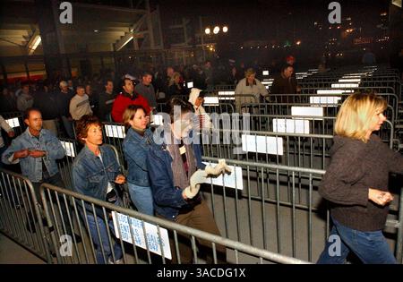 12. November 2002 - Cincinnati, Ohio, USA - für 1800 Festivalteilnehmer war eine strenge Menschenkontrolle für das Konzert von Bruce Springsteen an der Tagesordnung. Die Springsteen Show ist die erste Festival-Sitzplatzfreistellung für ein Rockkonzert der Cincinnati Police, seit 11 Konzertbesucher am 3. Dezember 1979 in einem massiven Menschenmassen-Crush vor dem WHO-Konzert am selben Ort starben, dem Ort der schlimmsten Konzerttätigkeit der Rockgeschichte. Die restlichen Sitzplätze wurden auf reservierter Basis verkauft. (Bild: © Ken Stewart/ZUMA Press) Stockfoto