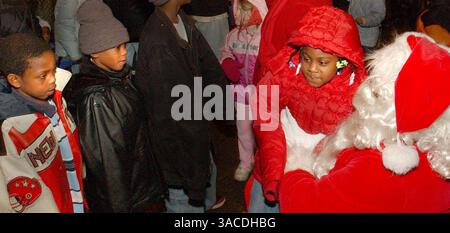 11. Dezember 2004 – Cincinnati, Ohio, USA – die fünfjährige Geonna Jackson von OTR besucht mit Santa at Luminaria, dem Programm Harmony of Light im Washington Park, das 2000 von Thomas Courtney nach den Cincinnati-Unruhen gegründet wurde, für Bewohner des Rheins. (Bild: © Ken Stewart/ZUMA Press) Stockfoto
