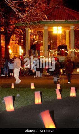 11. Dezember 2004 – Cincinnati, Ohio, USA – die Wege erleuchteten im Luminaria, Harmony of Light-Programm im Washington Park, das 2000 von Thomas Courtney nach den Cincinnati-Unruhen für die Bewohner des Rheins gegründet wurde. (Bild: © Ken Stewart/ZUMA Press) Stockfoto