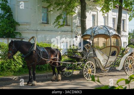 Eine klassische Pferdekutsche auf einer sonnigen Straße Stockfoto