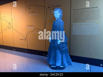02.04.2025, Mercedes Benz Museum Stuttgart. Innenaufnahme. Darstellung der ersten Fernfahrt mit einem Automobil 1888, der Bertha Benz mit dem Patent-Motorwagen ihres Mannes Carl Benz. War dem Automobil zum Durchbruch verhalf. 02.04.2025, Stuttgart 02.04.2025, Stuttgart *** 02 04 2025, Mercedes-Benz-Museum Stuttgart Innenansicht der ersten Fernfahrt in einem Automobil im Jahr 1888, die Bertha Benz mit ihrem Mann Carl Benzs zum Patent machte Was half dem Automobil zum Durchbruch 02 04 2025, Stuttgart 02 04 2025, Stuttgart Stockfoto