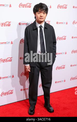 Las Vegas, Usa. April 2025. LAS VEGAS, NEVADA, USA – 3. APRIL: Der amerikanische Schauspieler Ben Wang, der mit dem Star of Tomorrow Award ausgezeichnet wurde, kommt bei den CinemaCon Big Screen Achievement Awards 2025 im Omnia Nightclub im Caesars Palace an. CinemaCon ist die offizielle Tagung von Cinema United (ehemals National Association of Theatre Owners) am 3. April 2025 in Las Vegas, Nevada, USA. (Foto: Xavier Collin/Image Press Agency) Credit: Image Press Agency/Alamy Live News Stockfoto