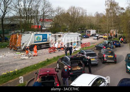 Clapgate Lane, Birmingham, 4. April 2025: Die Bewohner haben sich so weit das Auge reicht, um ihren Müll am Freitagmorgen an einer vorübergehenden Müllsammelstelle abzugeben. Die Fahrzeuge waren Stoßfänger an Stoßfänger entlang der Clapgate Lane, die bis zum Woodgate Valley Country Park, einem Naturschutzgebiet, führten, wo sie ihre Müllsäcke in einen Müllwagen kippten. Die Szenen waren besser organisiert als in den vergangenen Tagen, obwohl der Verkehr viele Menschen um eine Stunde auf Reisen brachte. Der Stadtrat von Birmingham hat die Stadt in einen großen Vorfall versetzt, um den Rückstand der Abfälle zu beseitigen, nachdem Müllarbeiter dies getan haben Stockfoto