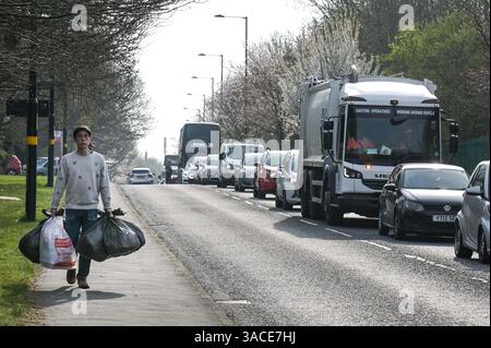 Clapgate Lane, Birmingham, 4. April 2025: Die Bewohner haben sich so weit das Auge reicht, um ihren Müll am Freitagmorgen an einer vorübergehenden Müllsammelstelle abzugeben. Die Fahrzeuge waren Stoßfänger an Stoßfänger entlang der Clapgate Lane, die bis zum Woodgate Valley Country Park, einem Naturschutzgebiet, führten, wo sie ihre Müllsäcke in einen Müllwagen kippten. Die Szenen waren besser organisiert als in den vergangenen Tagen, obwohl der Verkehr viele Menschen um eine Stunde auf Reisen brachte. Der Stadtrat von Birmingham hat die Stadt in einen großen Vorfall versetzt, um den Rückstand der Abfälle zu beseitigen, nachdem Müllarbeiter dies getan haben Stockfoto