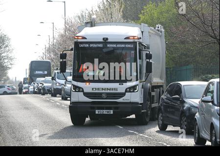 Clapgate Lane, Birmingham, 4. April 2025: Die Bewohner haben sich so weit das Auge reicht, um ihren Müll am Freitagmorgen an einer vorübergehenden Müllsammelstelle abzugeben. Die Fahrzeuge waren Stoßfänger an Stoßfänger entlang der Clapgate Lane, die bis zum Woodgate Valley Country Park, einem Naturschutzgebiet, führten, wo sie ihre Müllsäcke in einen Müllwagen kippten. Die Szenen waren besser organisiert als in den vergangenen Tagen, obwohl der Verkehr viele Menschen um eine Stunde auf Reisen brachte. Der Stadtrat von Birmingham hat die Stadt in einen großen Vorfall versetzt, um den Rückstand der Abfälle zu beseitigen, nachdem Müllarbeiter dies getan haben Stockfoto