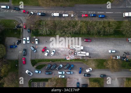 Clapgate Lane, Birmingham, 4. April 2025: Die Bewohner haben sich so weit das Auge reicht, um ihren Müll am Freitagmorgen an einer vorübergehenden Müllsammelstelle abzugeben. Die Fahrzeuge waren Stoßfänger an Stoßfänger entlang der Clapgate Lane, die bis zum Woodgate Valley Country Park, einem Naturschutzgebiet, führten, wo sie ihre Müllsäcke in einen Müllwagen kippten. Die Szenen waren besser organisiert als in den vergangenen Tagen, obwohl der Verkehr viele Menschen um eine Stunde auf Reisen brachte. Der Stadtrat von Birmingham hat die Stadt in einen großen Vorfall versetzt, um den Rückstand der Abfälle zu beseitigen, nachdem Müllarbeiter dies getan haben Stockfoto
