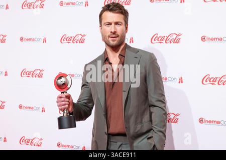 Las Vegas, Usa. April 2025. LAS VEGAS, NEVADA, USA – 03. APRIL: Der amerikanische Schauspieler Glen Powell, der mit dem Star of the Year Award ausgezeichnet wurde, kommt bei den CinemaCon Big Screen Achievement Awards 2025 im Omnia Nightclub im Caesars Palace an. CinemaCon ist die offizielle Tagung von Cinema United (ehemals National Association of Theatre Owners) am 3. April 2025 in Las Vegas, Nevada, USA. (Foto: Xavier Collin/Image Press Agency) Credit: Image Press Agency/Alamy Live News Stockfoto