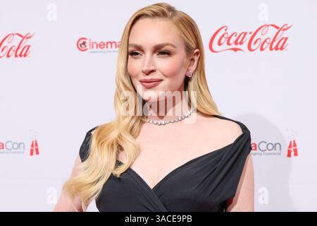 Las Vegas, Usa. April 2025. LAS VEGAS, NEVADA, USA - APRIL 03: Die amerikanische Schauspielerin und Sängerin Lindsay Lohan, die mit dem CinemaCon Vanguard Award ausgezeichnet wurde, kommt bei den CinemaCon Big Screen Achievement Awards 2025 an, die im Omnia Nightclub im Caesars Palace stattfinden. CinemaCon ist die offizielle Tagung von Cinema United (ehemals National Association of Theatre Owners) am 3. April 2025 in Las Vegas, Nevada, USA. (Foto: Xavier Collin/Image Press Agency) Credit: Image Press Agency/Alamy Live News Stockfoto