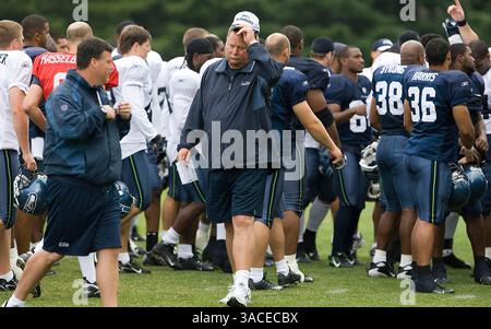 3. August 2007: Kirkland, WA. Seattle Seahawks-Cheftrainer Mike Holmgren beobachtet das Feld nach dem Training im Hauptquartier des Teams in Kirkland, Washington, am Freitag, den 3. August 2007. ..Photo Â Stephen Brashear/ Cal Sport Media (Foto: © FOTOGRAF/Cal Sport Media) Stockfoto