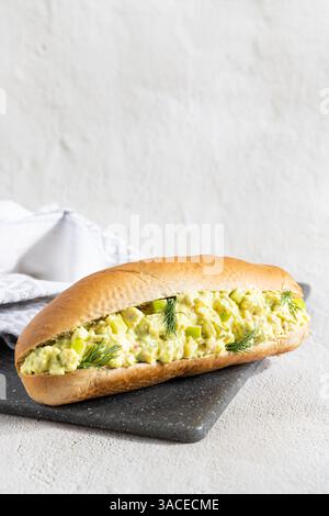 Gesundes Sandwich gefüllt mit frischer Zutat auf einfachem minimalem grauen Zementtexturhintergrund mit Serviette Stockfoto