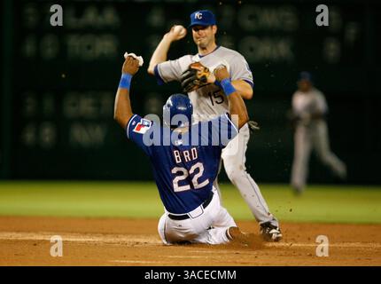 16. August 2007: Arlington, Texas. Marlon Byrd (22) der Texas Rangers Right Fielder ist der zweite Baseman Mark Grudzielanek der Kansas City Royals, der am 16. August 2007 im Rangers Ballpark in Arlington, Texas, das Doppelspiel dreht. ..die Kansas City Royals besiegten die Texas Rangers mit 6:2..Jeff Etessam / CSM (Foto: © PHOTOGRAPHER/Cal Sport Media) Stockfoto