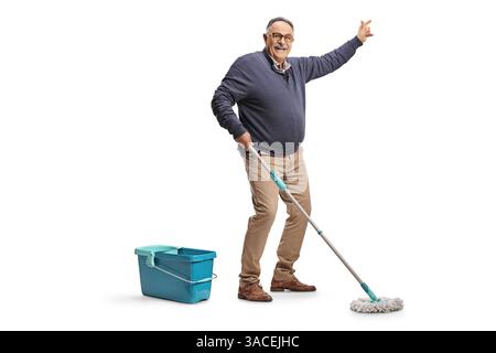 Lächelnder, fröhlicher reifer Mann, der den Boden mit einem Mopp isoliert auf weißem Hintergrund reinigt Stockfoto