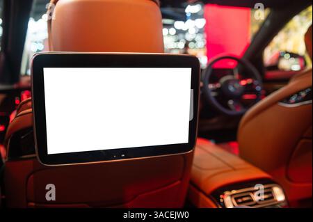 Luxus-Fahrzeuginnenraum mit weißem Bildschirm für die Rücksitze Stockfoto