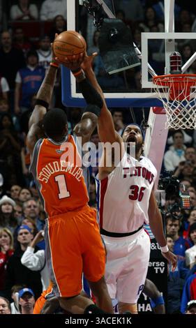 24. März 2008 - Auburn Hills, Michigan, USA - Detroit Pistons RASHEED WALLACE blockierte diesen Schuss von den Phoenix Suns AMARE STOUDEMIRE spät in OT und trug am Montag, den 24. März 2008, zum Sieg der Pistons 110-105 in Auburn Hills, MI bei. (Kreditbild: © Julian H. Gonzalez/Detroit Free Press/ZUMA Press) EINSCHRÄNKUNGEN: * USA Boulevardzeitungen Rights OUT * Stockfoto