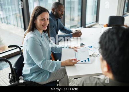 Porträt einer erfolgreichen behinderten Geschäftsfrau, die ein Meeting mit verschiedenen Geschäftsteams im Büro leitet Stockfoto