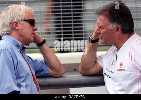 Charlie Whiting (GBR) FIA-Delegierter spricht mit Dave Ryan (GBR) McLaren Team Manager...Grand Prix von Malaysia, Rd 2, Race Day, Sepang, Malaysia, Sonntag, 23. März 2008. Stockfoto
