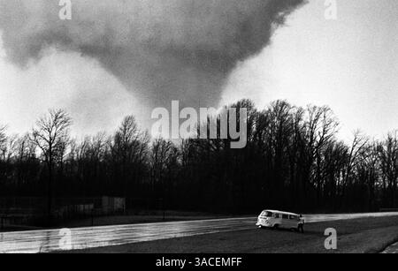 3. April 1974 - Cincinnati, Ohio, USA - Bildung eines Tornado-Trichters in den nordöstlichen Vororten von Cincinnati, Ohio, 3. April 1974, fotografiert von der Interstate 71 an der Autobahnkreuzung Pfeiffer Road in der Gegend von Blue Ash-Montgomery. Dieser Tornado war einer von 148 Tornados, die in 13 US-bundesstaaten innerhalb von 18 Stunden zugeschlagen wurden. Der „Super Outbreak“ ist der umfangreichste Tornado-Ausbruch in der Geschichte und beschädigte 900 Quadratmeilen entlang einer Gesamtlänge von 2.600 Meilen, wobei mehr als 300 Menschen getötet wurden. (Bild: © Ken Stewart/ZUMA Press) Stockfoto