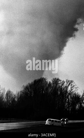 3. April 1974 - Cincinnati, Ohio, USA - Bildung eines Tornado-Trichters in den nordöstlichen Vororten von Cincinnati, Ohio, 3. April 1974, fotografiert von der Interstate 71 an der Autobahnkreuzung Pfeiffer Road in der Gegend von Blue Ash-Montgomery. Dieser Tornado war einer von 148 Tornados, die in 13 US-bundesstaaten innerhalb von 18 Stunden zugeschlagen wurden. Der „Super Outbreak“ ist der umfangreichste Tornado-Ausbruch in der Geschichte und beschädigte 900 Quadratmeilen entlang einer Gesamtlänge von 2.600 Meilen, wobei mehr als 300 Menschen getötet wurden. (Bild: © Ken Stewart/ZUMA Press) Stockfoto