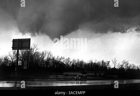 3. April 1974 - Cincinnati, Ohio, USA - Bildung eines Tornado-Trichters in den nordöstlichen Vororten von Cincinnati, Ohio, 3. April 1974, fotografiert von der Interstate 71 an der Autobahnkreuzung Pfeiffer Road in der Gegend von Blue Ash-Montgomery. Dieser Tornado war einer von 148 Tornados, die in 13 US-bundesstaaten innerhalb von 18 Stunden zugeschlagen wurden. Der „Super Outbreak“ ist der umfangreichste Tornado-Ausbruch in der Geschichte und beschädigte 900 Quadratmeilen entlang einer Gesamtlänge von 2.600 Meilen, wobei mehr als 300 Menschen getötet wurden. (Bild: © Ken Stewart/ZUMA Press) Stockfoto