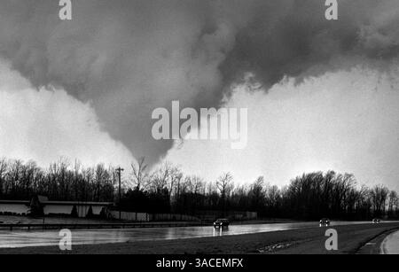 3. April 1974 - Cincinnati, Ohio, USA - Bildung eines Tornado-Trichters in den nordöstlichen Vororten von Cincinnati, Ohio, 3. April 1974, fotografiert von der Interstate 71 an der Autobahnkreuzung Pfeiffer Road in der Gegend von Blue Ash-Montgomery. Dieser Tornado war einer von 148 Tornados, die in 13 US-bundesstaaten innerhalb von 18 Stunden zugeschlagen wurden. Der „Super Outbreak“ ist der umfangreichste Tornado-Ausbruch in der Geschichte und beschädigte 900 Quadratmeilen entlang einer Gesamtlänge von 2.600 Meilen, wobei mehr als 300 Menschen getötet wurden. (Bild: © Ken Stewart/ZUMA Press) Stockfoto