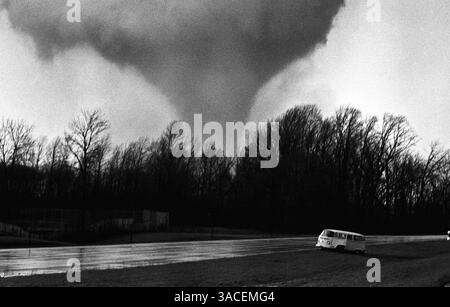 3. April 1974 - Cincinnati, Ohio, USA - Bildung eines Tornado-Trichters in den nordöstlichen Vororten von Cincinnati, Ohio, 3. April 1974, fotografiert von der Interstate 71 an der Autobahnkreuzung Pfeiffer Road in der Gegend von Blue Ash-Montgomery. Dieser Tornado war einer von 148 Tornados, die in 13 US-bundesstaaten innerhalb von 18 Stunden zugeschlagen wurden. Der „Super Outbreak“ ist der umfangreichste Tornado-Ausbruch in der Geschichte und beschädigte 900 Quadratmeilen entlang einer Gesamtlänge von 2.600 Meilen, wobei mehr als 300 Menschen getötet wurden. (Bild: © Ken Stewart/ZUMA Press) Stockfoto
