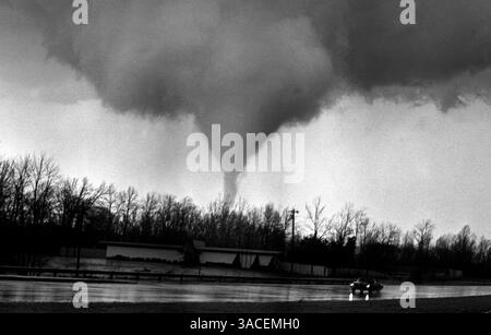 3. April 1974 - Cincinnati, Ohio, USA - Bildung eines Tornado-Trichters in den nordöstlichen Vororten von Cincinnati, Ohio, 3. April 1974, fotografiert von der Interstate 71 an der Autobahnkreuzung Pfeiffer Road in der Gegend von Blue Ash-Montgomery. Dieser Tornado war einer von 148 Tornados, die in 13 US-bundesstaaten innerhalb von 18 Stunden zugeschlagen wurden. Der „Super Outbreak“ ist der umfangreichste Tornado-Ausbruch in der Geschichte und beschädigte 900 Quadratmeilen entlang einer Gesamtlänge von 2.600 Meilen, wobei mehr als 300 Menschen getötet wurden. (Bild: © Ken Stewart/ZUMA Press) Stockfoto
