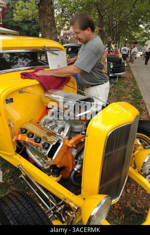 17. Juli 2005 - Covington, Kentucky, USA - Rick Frey von Hebron Ky., letztjähriger Gewinner des „Best Hot Rod“ mit diesem Ford Coupé 1932, angetrieben von einem Chrysler 392 Hemi Motor, macht sich bereit für das Urteil, das am 3. Platz beginnt Jährliche Main Strausse Village Car Show. Auf Einer Reise vor kurzem zu einer Autoausstellung in Columbus. Ohio, Rick sagte, er hätte 21 MPG mit diesem Auto, das er von Hand gebaut hat, und schätzt den Wert auf 50 bis 60 Dollar. (Bild: © Ken Stewart/ZUMA Press) Stockfoto