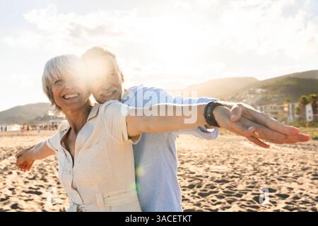 Wunderschönes glückliches Seniorenpaar, das sich im Sommer am Meer trifft - ein verliebtes reifes Ehepaar, das sich draußen am Strand verbündet, Konzepte über El Stockfoto