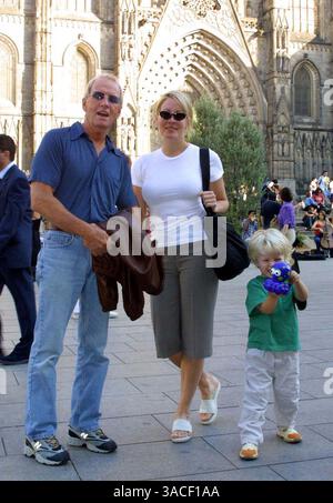 Juli 2001; Barcelona, SPANIEN; * * vor der Verwendung anrufen! NUR nordamerikanische Verkäufe! Der australische Schauspieler PAUL HOGAN mit seiner Frau LINDA KOZLOWSKI und seinem Sohn CHANCE in Barcelona, um für seinen letzten Film „Crocodile Dundee in Los Angeles“ zu werben. Obligatorischer Ausweis: Foto von REMI/ZUMA Press. (©) Copyright 2001 von REMI Stockfoto