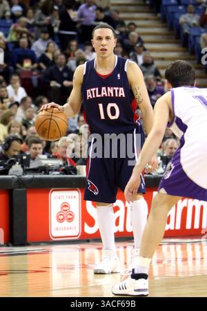 Februar 2008 – Sacramento, Kalifornien, USA – #10 MIKE BIBBY in Action gegen die Sacramento Kings in der Arco Arena in Sacramento, Kalifornien. Die Kings schlugen die Hawks 119-107. (Bild: © Greg Ashman/Cal Sport Media/ZUMA Press) Stockfoto