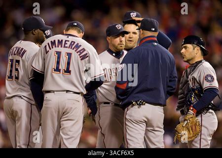 2. April 2008 - Philadelphia, Pennsylvania, USA - der Startpitcher der Washington Nationals TIM REDDING #17, umgeben von seinen Teamkollegen MANNY ACTA #14, verlässt ihn während eines Spiels gegen die Philadelphia Phillies im Citizens Bank Park. (Bild: © Chris Szagola/Cal Sport Media/ZUMA Press) Stockfoto