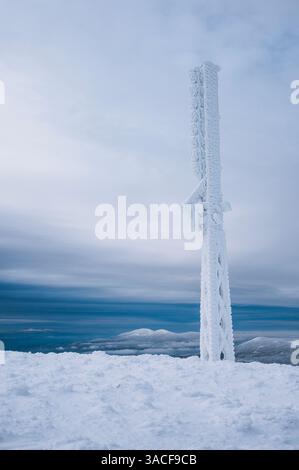 Eisbedeckter Funkkommunikationsturm, extreme Winterumgebung Stockfoto