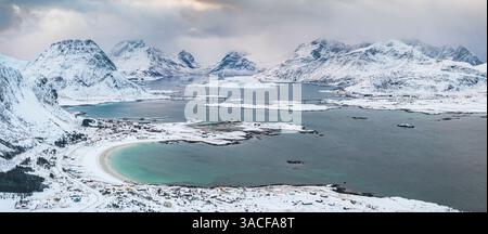 Der Strand Ramberg ist im Winter mit Schnee bedeckt Stockfoto