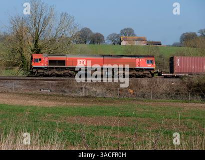 Diesellokomotive DB-Baureihe 66 Nr. 66206 mit freightliner-Zug, Warwickshire, Großbritannien Stockfoto