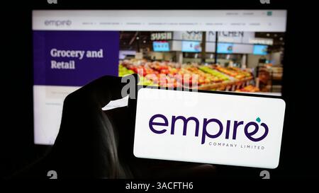 Auf dieser Abbildung befindet sich ein Mobiltelefon mit dem Logo der kanadischen Firma Empire Company Limited auf dem Bildschirm vor der Unternehmenswebseite. Stockfoto