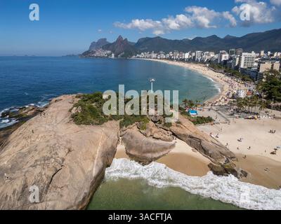 Wunderschöner Blick aus der Vogelperspektive auf den felsigen Punkt am Strand von Ipanema Stockfoto