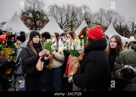 Treffen Sie sich mit Tulpenbouquets am National Tulip Day Amsterdam Stockfoto