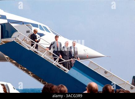 24. März 1977: Farnborough, Vereinigtes Königreich – PRINZ PHILIPP, der ursprünglich königlicher PRINZ von Griechenland und Dänemark war, verzichtete kurz vor seiner Heirat auf diese Titel. Zum Zeitpunkt seiner Verlobung war er unter dem Namen Leutnant Philip Mountbatten bekannt. Am 20. November 1947 heiratete er Prinzessin Elizabeth, die Erbin von König George VI. IM BILD: PRINZ PHILIP mit seinen Söhnen, PRINZ ANDREW und PRINZ EDWARD, der eine Concorde in Farnborough besuchte. (Kreditbild: © Keystone Pressedienst/ZUMA Press) EINSCHRÄNKUNGEN: * Deutschland macht SICH DIE Rechte AUS * (DATEIFOTO: Exaktes Datum und Ort unbekannt) Stockfoto