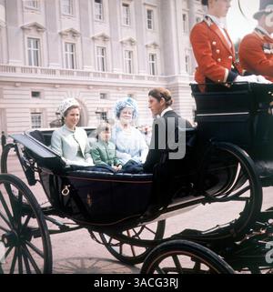 13. Juni 1970: London, England, Vereinigtes Königreich: PRINZESSIN ANNE, Lady SARAH (Tochter von Prinzessin Margaret), ELIZABETH „QUEEN MUM“ und PRINZ CHARLES auf dem Weg nach Trooping the Colour – eine militärische Zeremonie, die von Regimentern des Commonwealth und der britischen Armee durchgeführt wird. Truping the Colour ist eng mit dem offiziellen Geburtstag der Königin verbunden und wird auch als die Geburtstagsparade der Königin bezeichnet. (Kreditbild: © Keystone Pressedienst/ZUMA Press) EINSCHRÄNKUNGEN: * Germany Rights OUT * Stockfoto