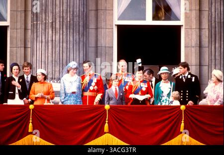 13. Juni 1981: London, England, Vereinigtes Königreich - Mitglieder der britischen Königsfamilie auf dem Balkon des Buckingham Palace während der Trooping the Colour - eine militärische Zeremonie, die von Regimentern des Commonwealth und der britischen Armee durchgeführt wird. Truping the Colour ist eng mit dem offiziellen Geburtstag der Königin verbunden und wird auch als die Geburtstagsparade der Königin bezeichnet. (Kreditbild: © Keystone Pressedienst/ZUMA Press) EINSCHRÄNKUNGEN: * Germany Rights OUT * Stockfoto