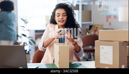 Scannen, Frau und Telefon für Box in kleinen Unternehmen, Logistik oder Startup für Bestand, Bestellung oder Code in Boutiquen. Foto, Person oder Ladenbesitzer mit Stockfoto