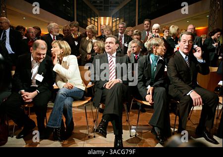21. November 2005 - Berlin, DEUTSCHLAND - der Abschiedsempfang des ehemaligen Bundeskanzlers GERHARD SCHROEDER von der SPD-Fraktion. IM BILD: Deutscher Politiker OLAF SCHOLZ, Journalistin und Schroeders Frau DORIS SCHROEDER KOEPF, Ex-Bundeskanzler GERHARD SCHROEDER, ANKEPETRA MUENTEFERING und ihr Ehemann, Ex-SPD-Vorsitzender FRANZ MUENTEFERING. (Bild: © KEYSTONE/Keystone Pressedienst/ZUMA Press) Stockfoto