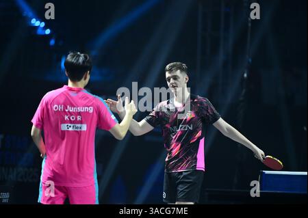 Chennai, Indien. 30. März 2025. Der 18-jährige Oh Jun-sung triumphierte in einem packenden Siebenspiel für Männer im Singles gegen den französischen Konkurrenten Thibault Poret Stockfoto