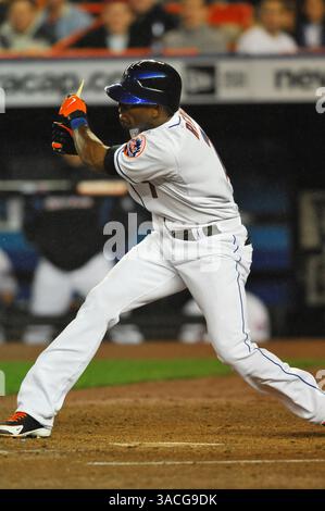 9. April 2008 - New York, New York, USA - Mets SS JOSE REYES bricht seinen Schläger. Die New York Mets Opening Night im Shea Stadium mit den Philadelphia Phillies in Queens, New York. Die Mets gewannen mit 8:2. (Kreditbild: © Twig/Cal Sport Media/ZUMA Press) Stockfoto